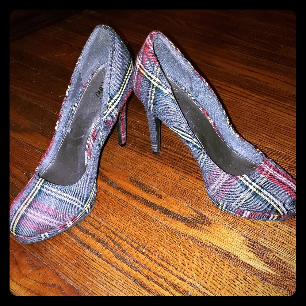 Plaid pumps